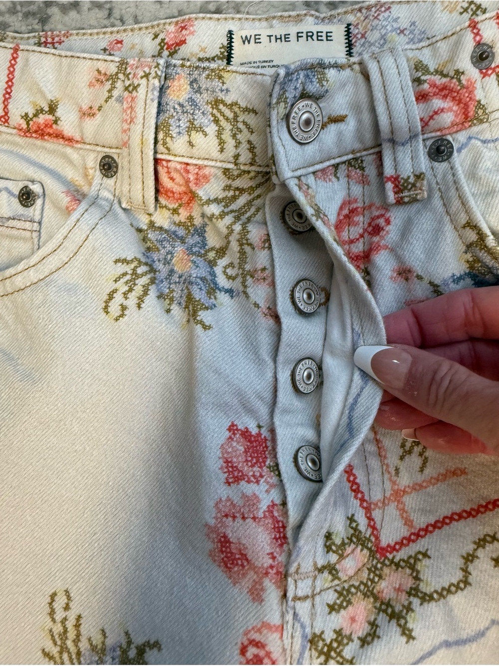 Free People We The Free Eden Slouch Jeans Cross Stitch Ivory Floral Size 26 - Picture 11 of 12